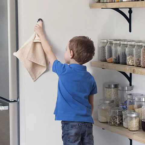 Installation sans outil pour un rangement organisé dans la salle de bains